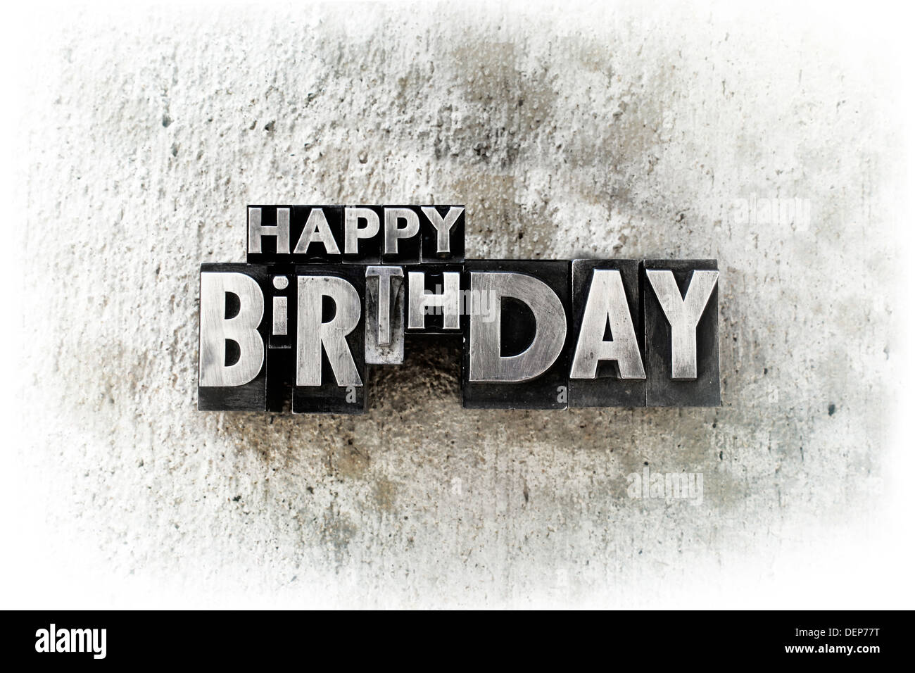 Le Parole Happy Birthday Scritto In Old Vintage Tipo Di Stampa In Rilievo Foto Stock Alamy