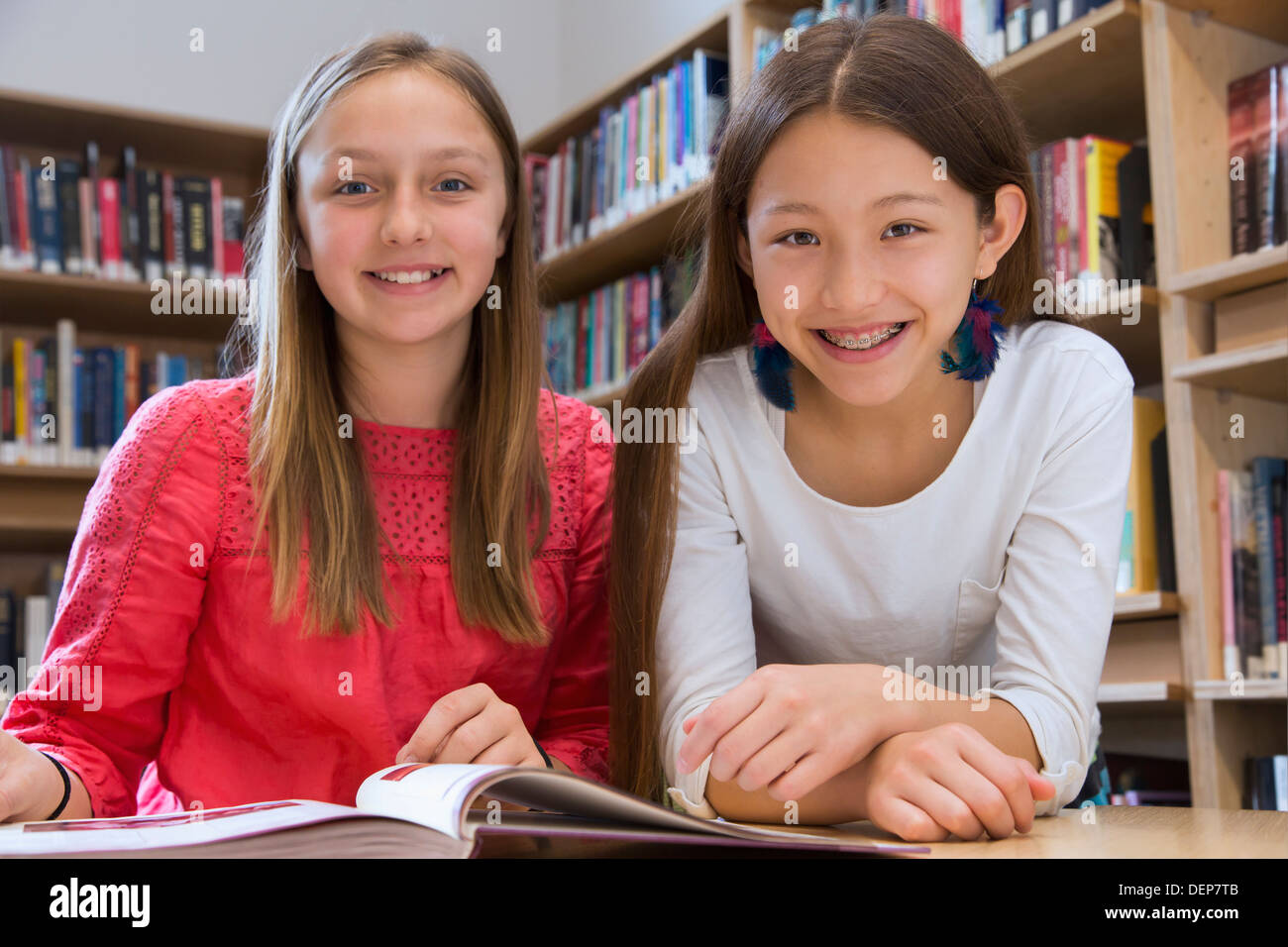 Studenti di sesso femminile sorridente in biblioteca Foto Stock