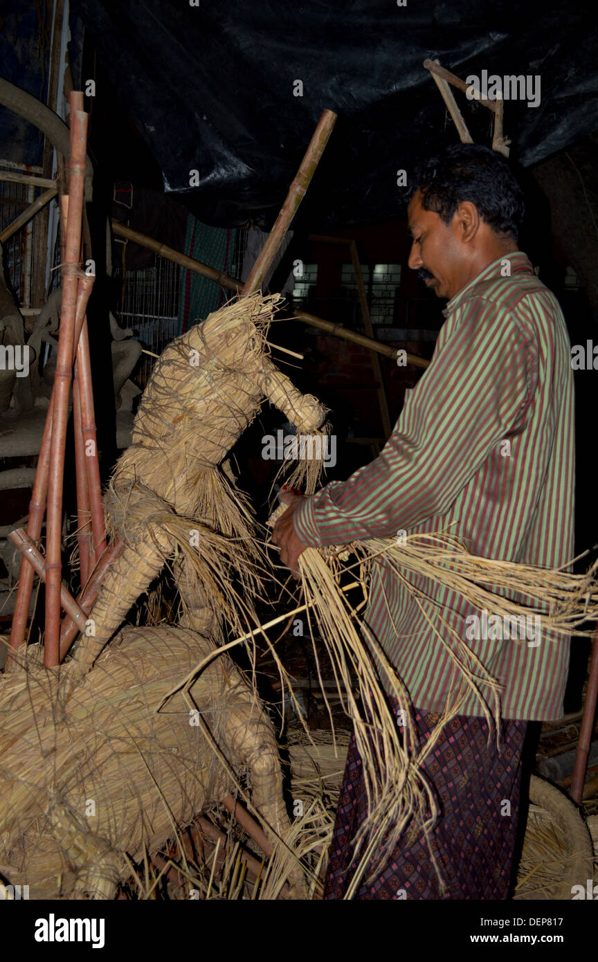 Durga Pooja, paglia di riso, scultore, scolpitura, Durga, il culto Foto Stock