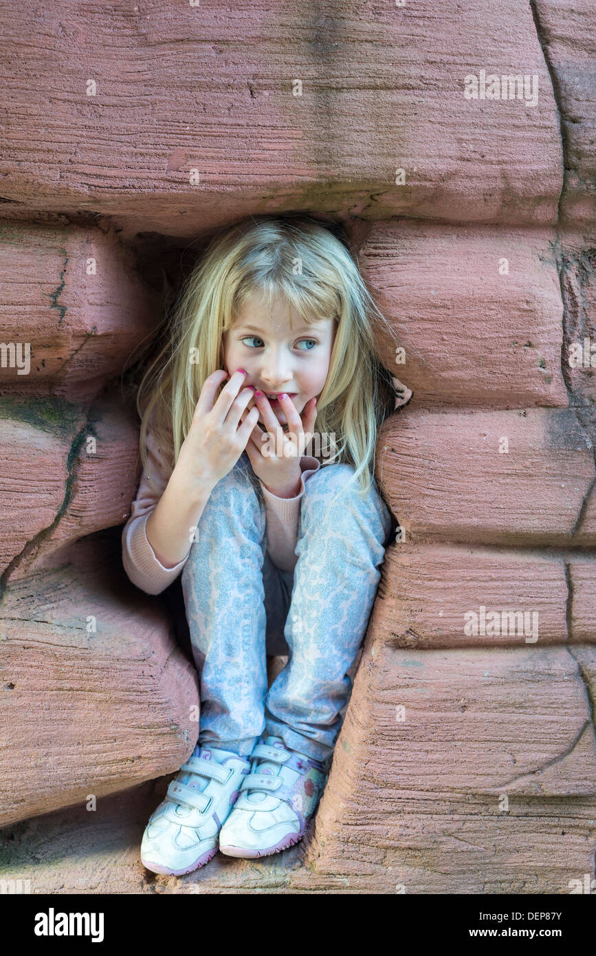 Giovane ragazza felice di giocare a nascondino,,Cleveleys Lancashire,l'Inghilterra,uk,l'Europa Foto Stock