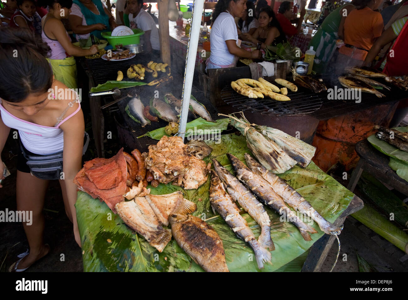 Un post con grigliate di pesce in un mercato dove vengono serviti i pasti. Barrio Bellavista Nanay. Foto Stock