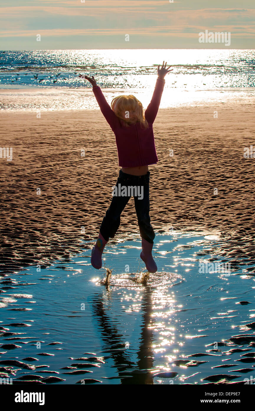Ragazza giovane salto sulla spiaggia,,Cleveleys Lancashire,l'Inghilterra,uk,l'Europa Foto Stock