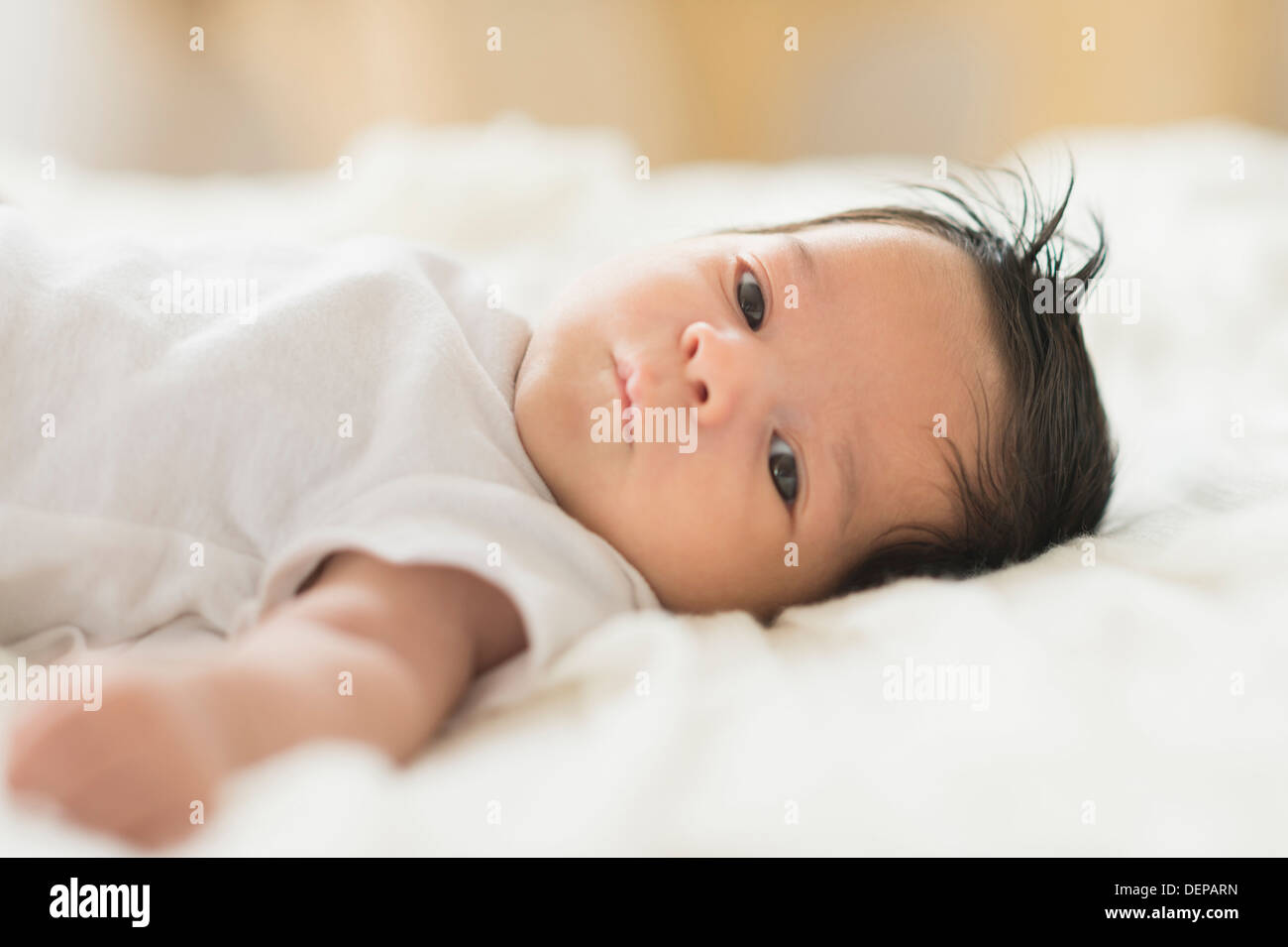 Bambino ispanica posa su una coperta Foto Stock