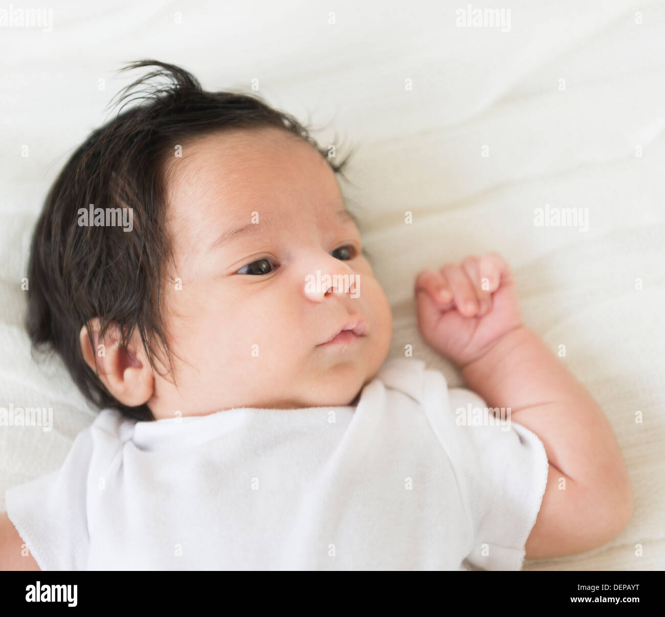 Bambino ispanica posa su una coperta Foto Stock