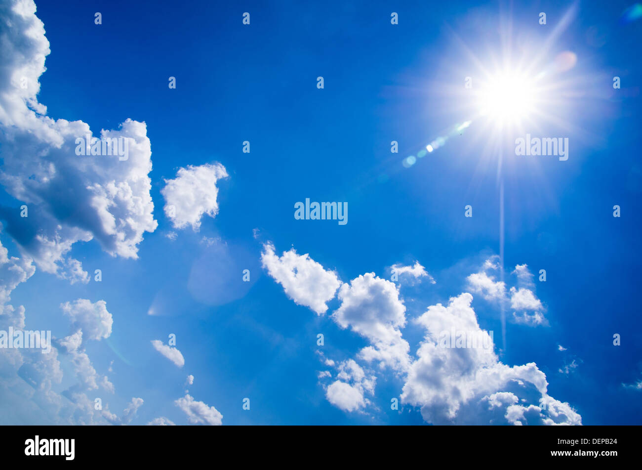 Bianchi e soffici nuvole con arcobaleno nel cielo blu Foto Stock