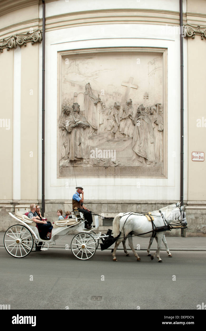 Österreich, Wien I, Fiaker vor sollievo Karls des Großen an der Ostseite der Peterskirche Foto Stock