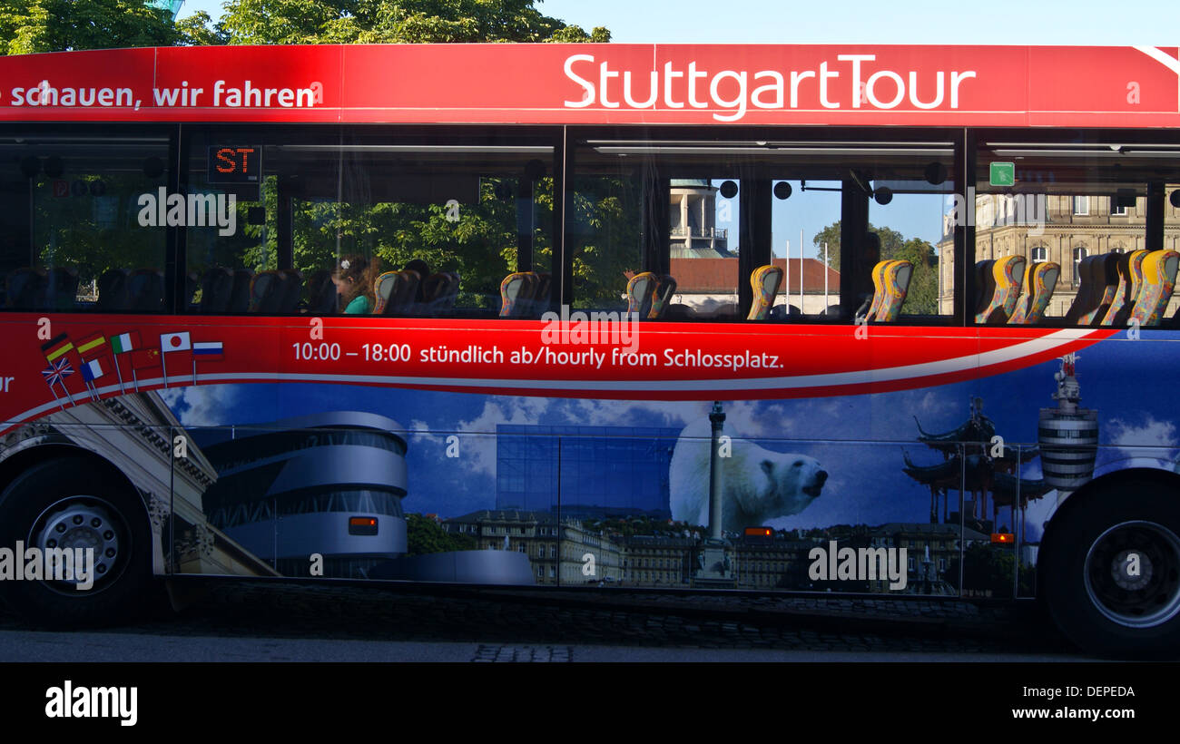 Tour bus con poster murali di pietre miliari locali, Stoccarda, Baden-Wuerttemberg, Germania Foto Stock