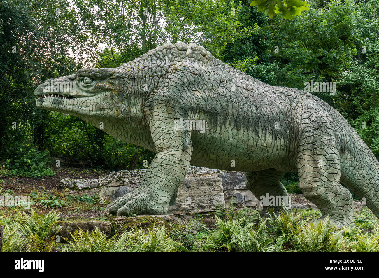 Area di dinosauri (primo del mondo sculture di dinosauri e di mammiferi estinti), Crystal Palace Park, Londra, Inghilterra. Foto Stock