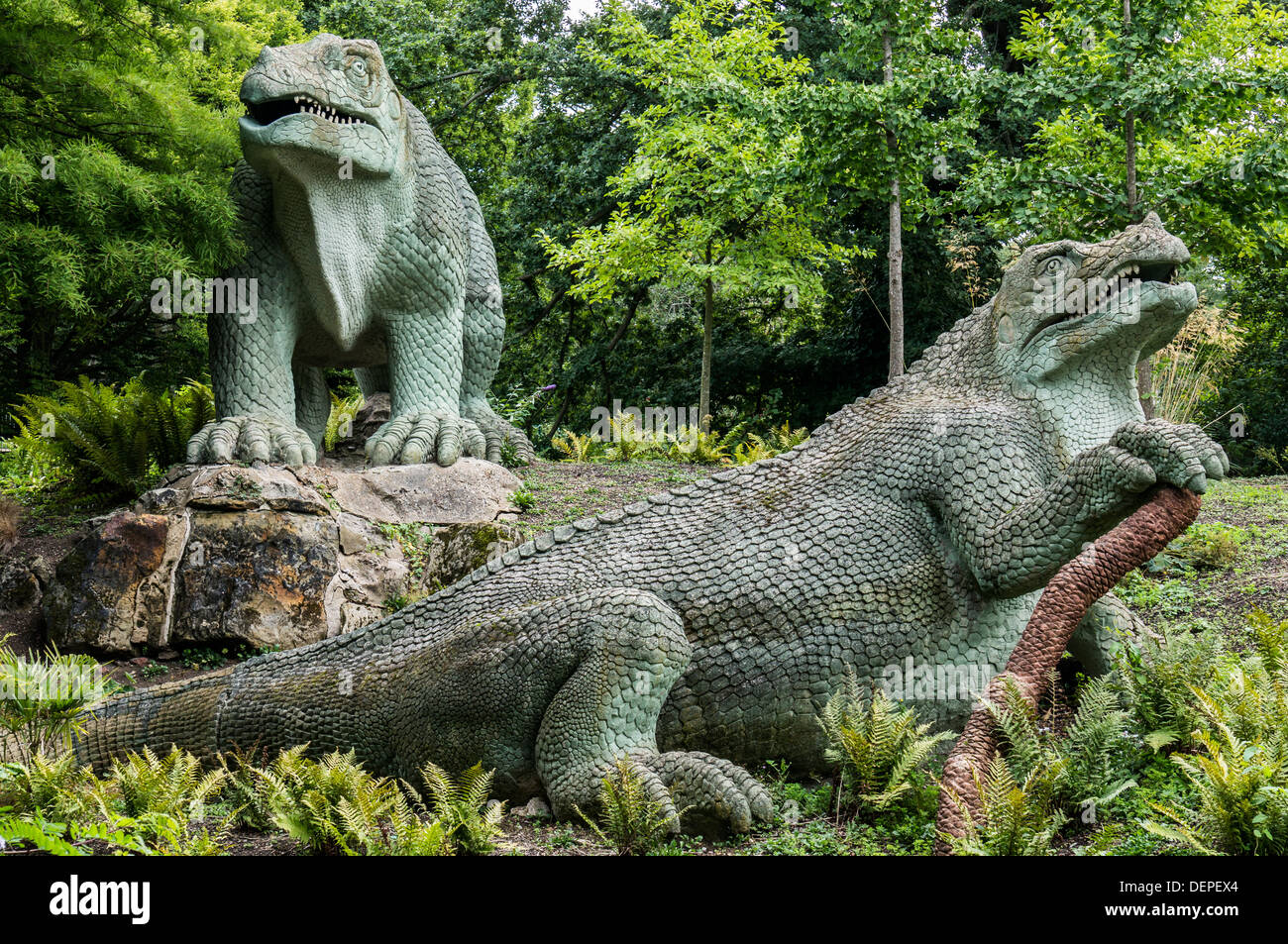 Area di dinosauri (primo del mondo sculture di dinosauri e di mammiferi estinti), Crystal Palace Park, Londra, Inghilterra. Foto Stock