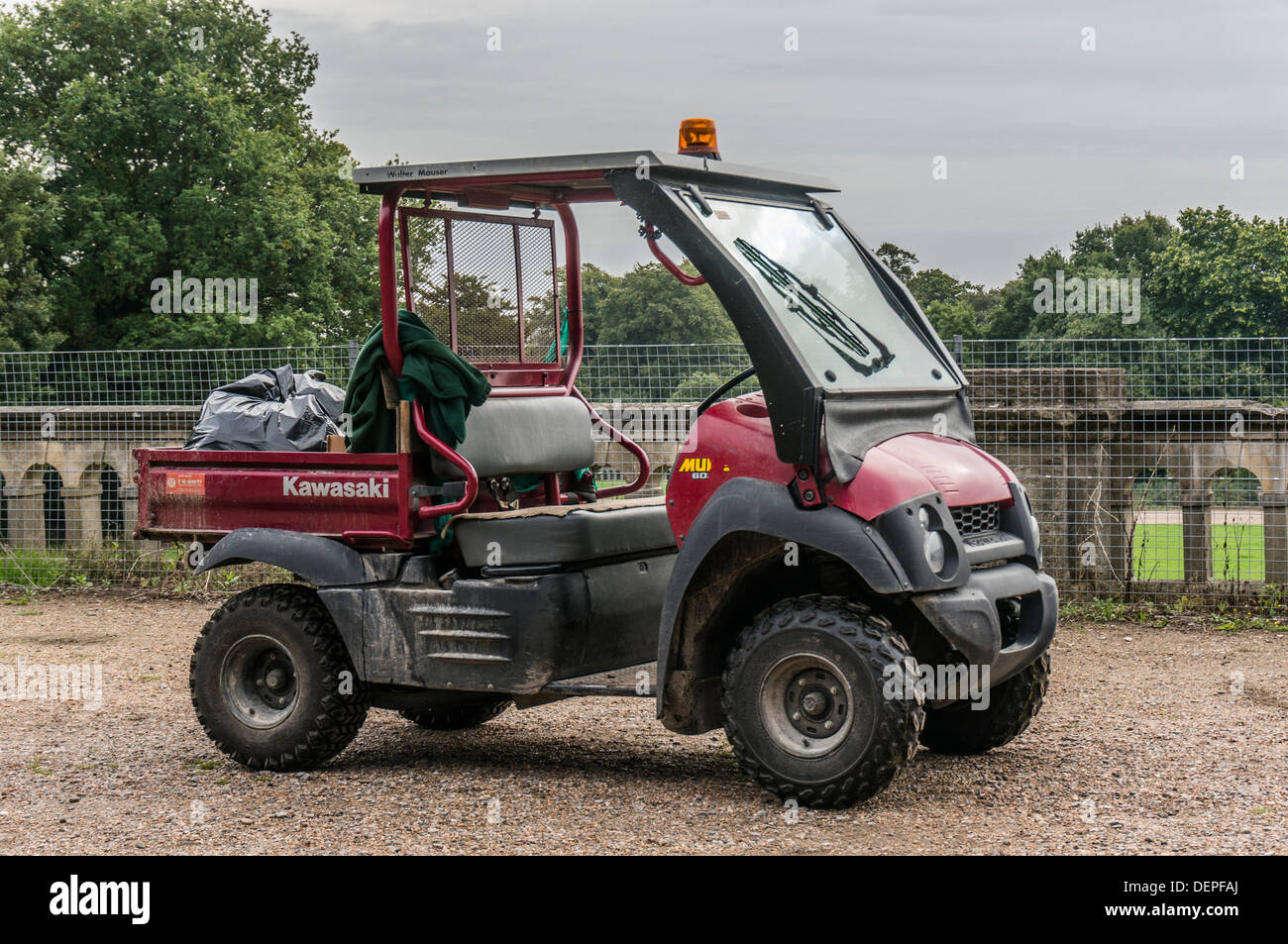 Veicolo per la raccolta di rifiuti di pattugliamento Crystal Palace Park, Londra, Inghilterra. Foto Stock