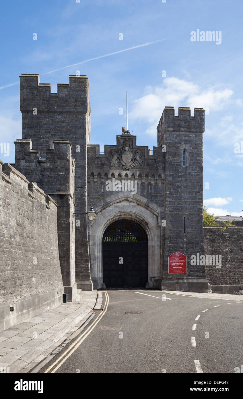 L'entrata sulla strada a Arundel Castle nel West Sussex, in Inghilterra Foto Stock