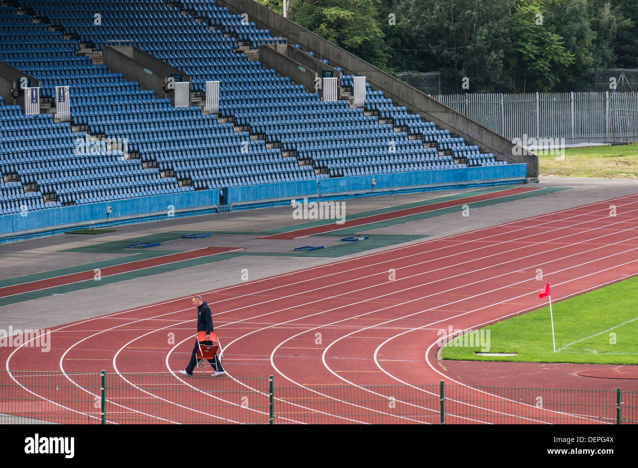 L'uomo attraversando la via al Crystal Palace Athletics Stadium, situato nel Palazzo di Cristallo Park, Londra, Inghilterra. Foto Stock