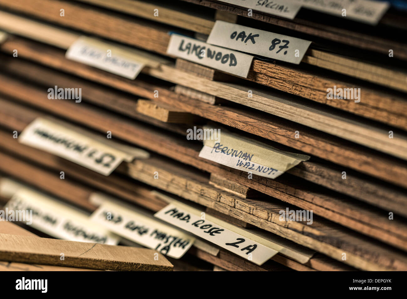 Close up di etichette su diversi tipi di legno utilizzati per rendere chitarre acustiche Foto Stock