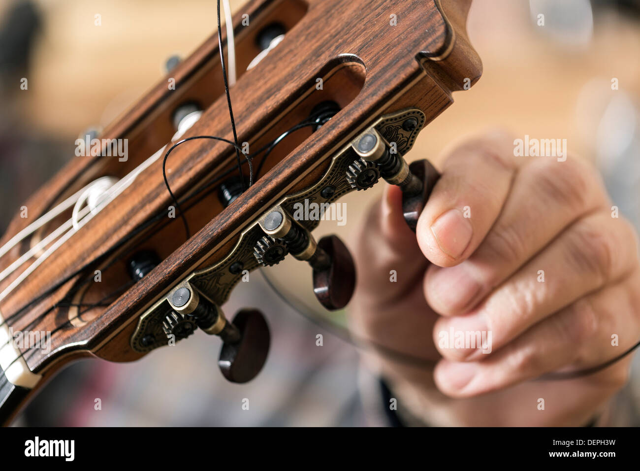 Chiusura del liutaio Tuning e prove di chitarra acustica in officina Foto Stock