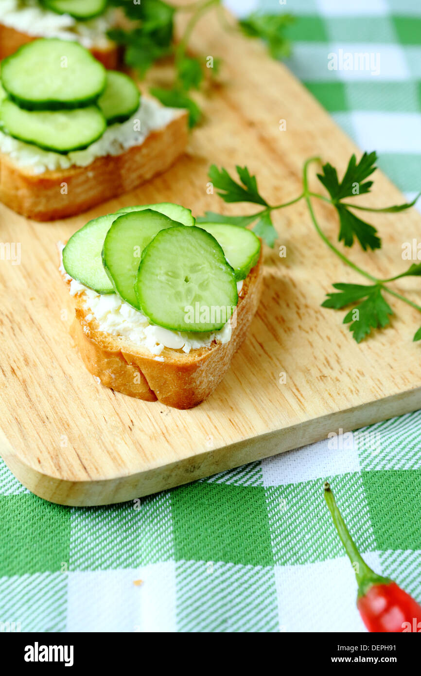 Bruschetta con formaggio di capra e fette di cetriolo, cibo Foto Stock