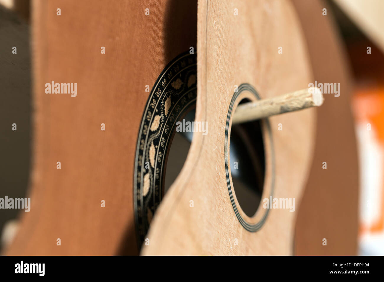 In legno parti di chitarra per chitarre acustiche in officina, close up Foto Stock
