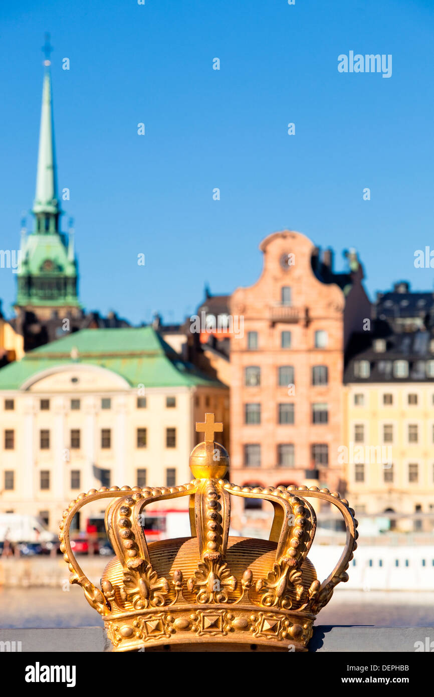 Stoccolma, Svezia - La Città Vecchia e la corona regale sul ponte di Skeppsholmen. Foto Stock