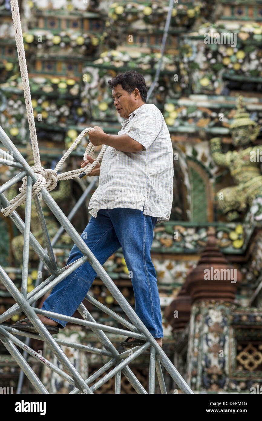 Bangkok, Tailandia. 23 sett, 2013. I lavoratori messi su un ponteggio intorno a un chedi di Wat Arun a Bangkok. Il nome completo del tempio è il Wat Arunratchawararam Ratchaworamahavihara. La caratteristica eccezionale di Wat Arun è il suo prang centrale (Khmer-torre di stile). Il mondo-famoso stupa, conosciuto localmente come Phra Prang Wat Arun, sarà chiusa per tre anni a subire riparazioni e ristrutturazioni insieme con altre strutture nel tempio composto. Questo sarà il più grande di riparazione e lavori di ristrutturazione su lo stupa negli ultimi 14 anni. In passato, anche durante la grande opera fu fatto, lo stupa utilizzato per rem Foto Stock