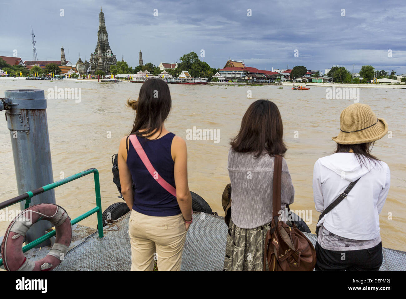 Bangkok, Tailandia. 23 sett, 2013. I turisti attendere per prendere un traghetto per portarli attraverso il Fiume Chao Phraya a Bangkok al Wat Arun sull'ultimo giorno il mondo famoso stupa al tempio è aperto al pubblico. Il nome completo del tempio è il Wat Arunratchawararam Ratchaworamahavihara. La caratteristica eccezionale di Wat Arun è il suo prang centrale (Khmer-torre di stile). Il mondo-famoso stupa, conosciuto localmente come Phra Prang Wat Arun, sarà chiusa per tre anni a subire riparazioni e ristrutturazioni insieme con altre strutture nel tempio composto. Questo sarà il più grande di riparazione e lavori di ristrutturazione sul Foto Stock