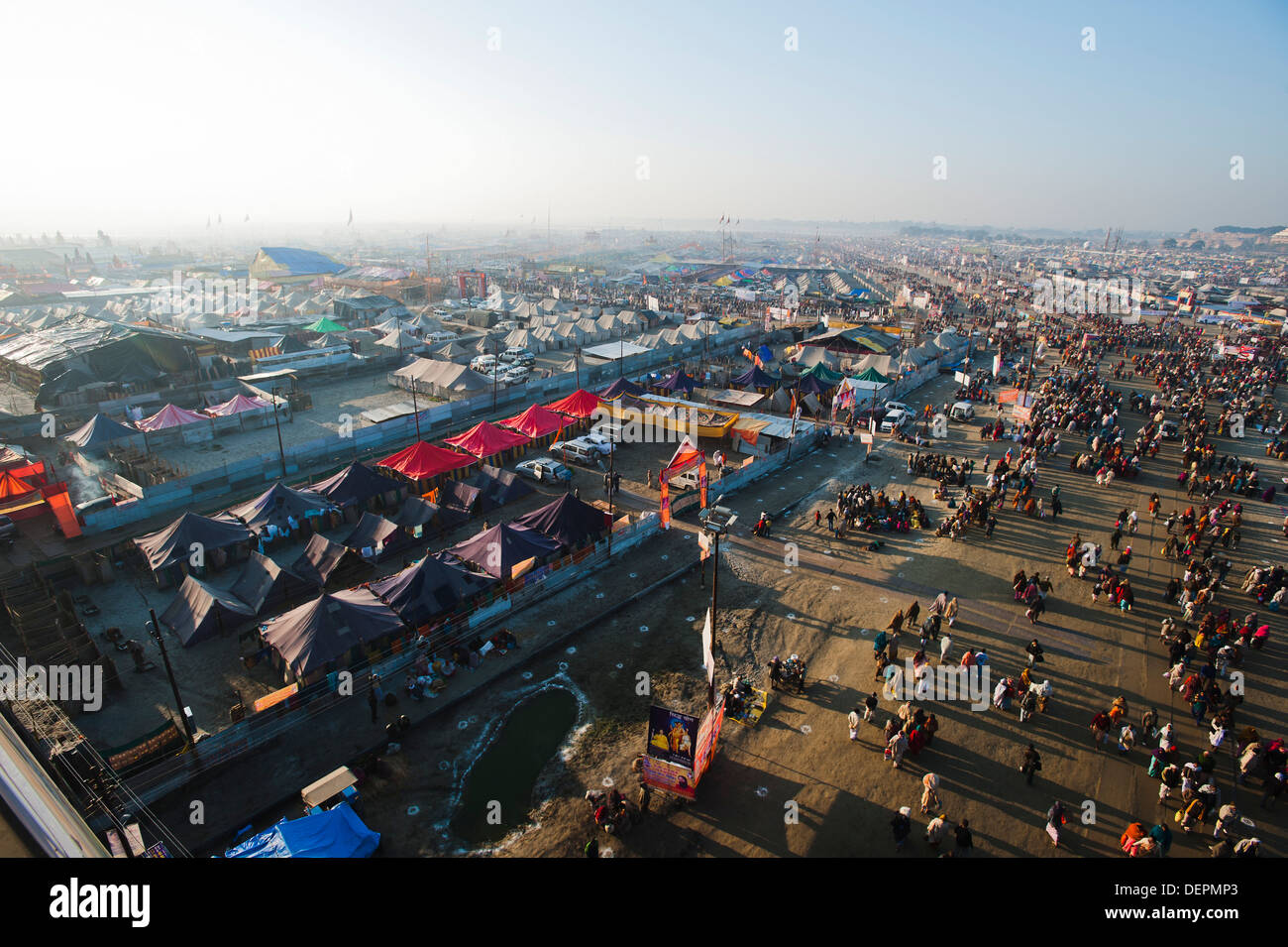 Vista aerea della folla e tende residenziale Al Maha Kumbh, Allahabad, Uttar Pradesh, India Foto Stock