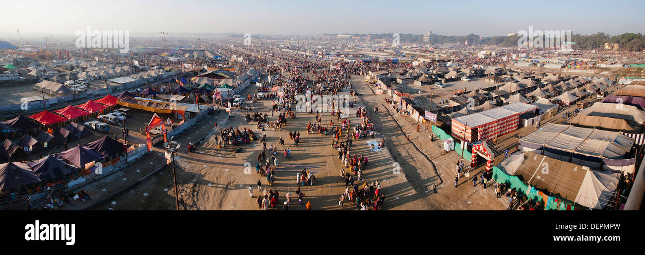 Vista aerea della folla e tende residenziale Al Maha Kumbh, Allahabad, Uttar Pradesh, India Foto Stock