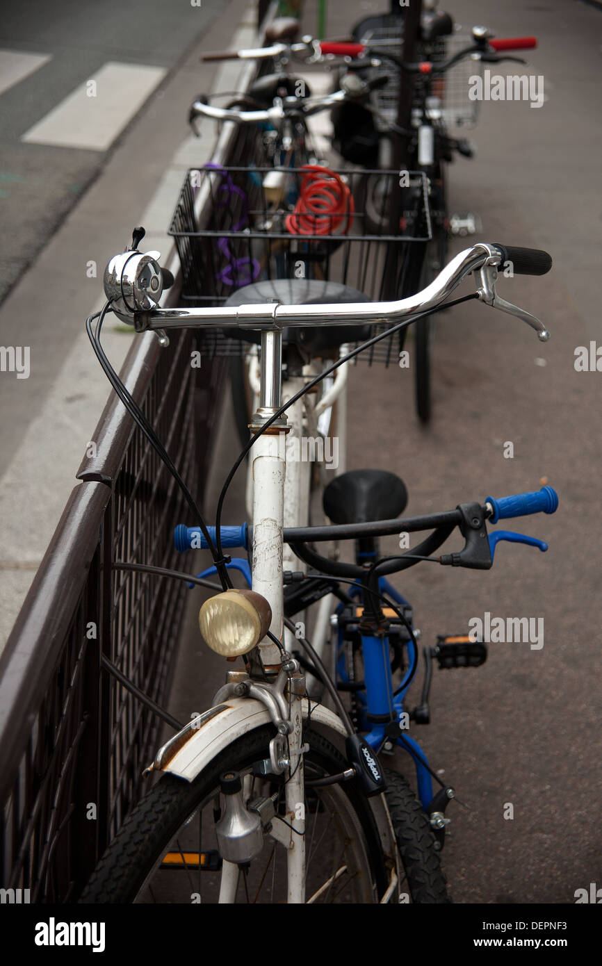 Biciclette su un marciapiede Foto Stock