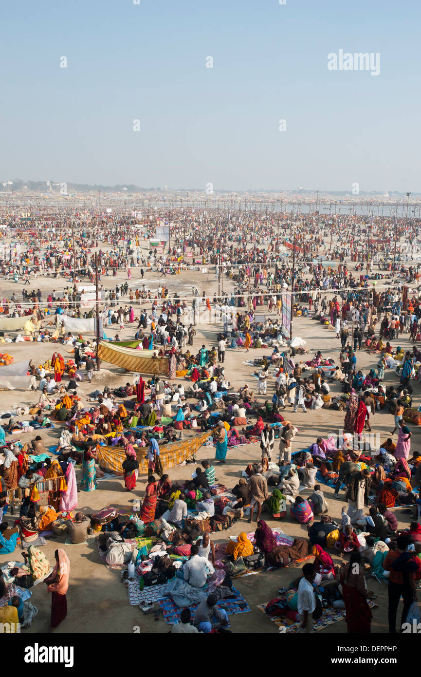 Angolo di alta vista di una folla in un bagno di santo Al Maha Kumbh, Allahabad, Uttar Pradesh, India Foto Stock