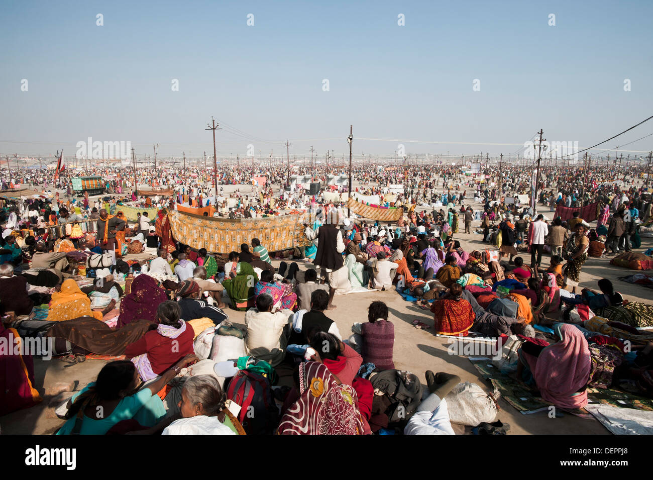 La folla di pellegrini al santo bagno a Maha Kumbh, Allahabad, Uttar Pradesh, India Foto Stock