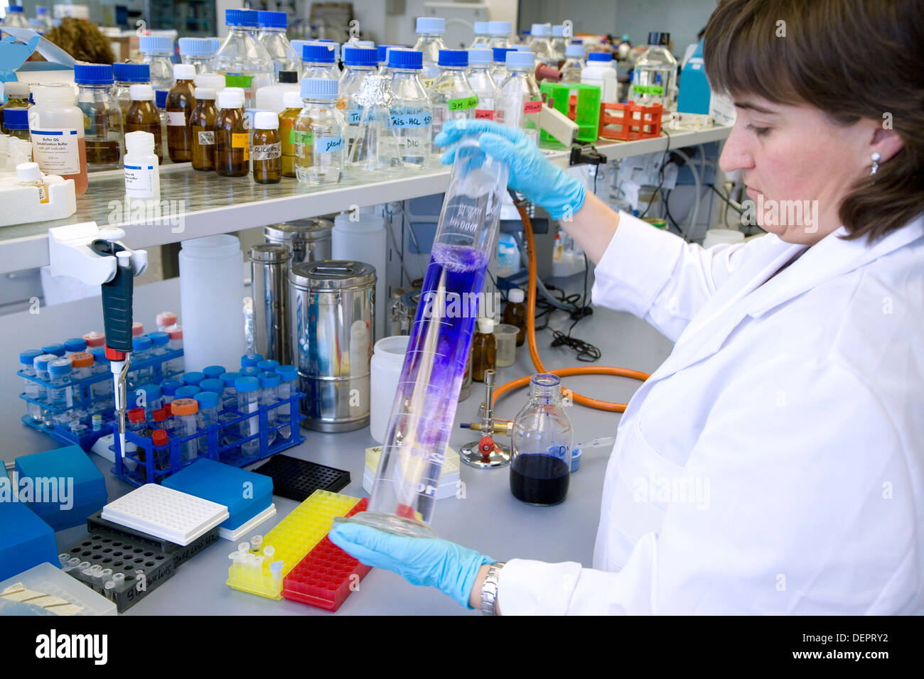 Sostanza biofarmaceutico colorazione lab lo sviluppo di nuove molecole terapeutiche basate su anticorpi umani per il trattamento Foto Stock