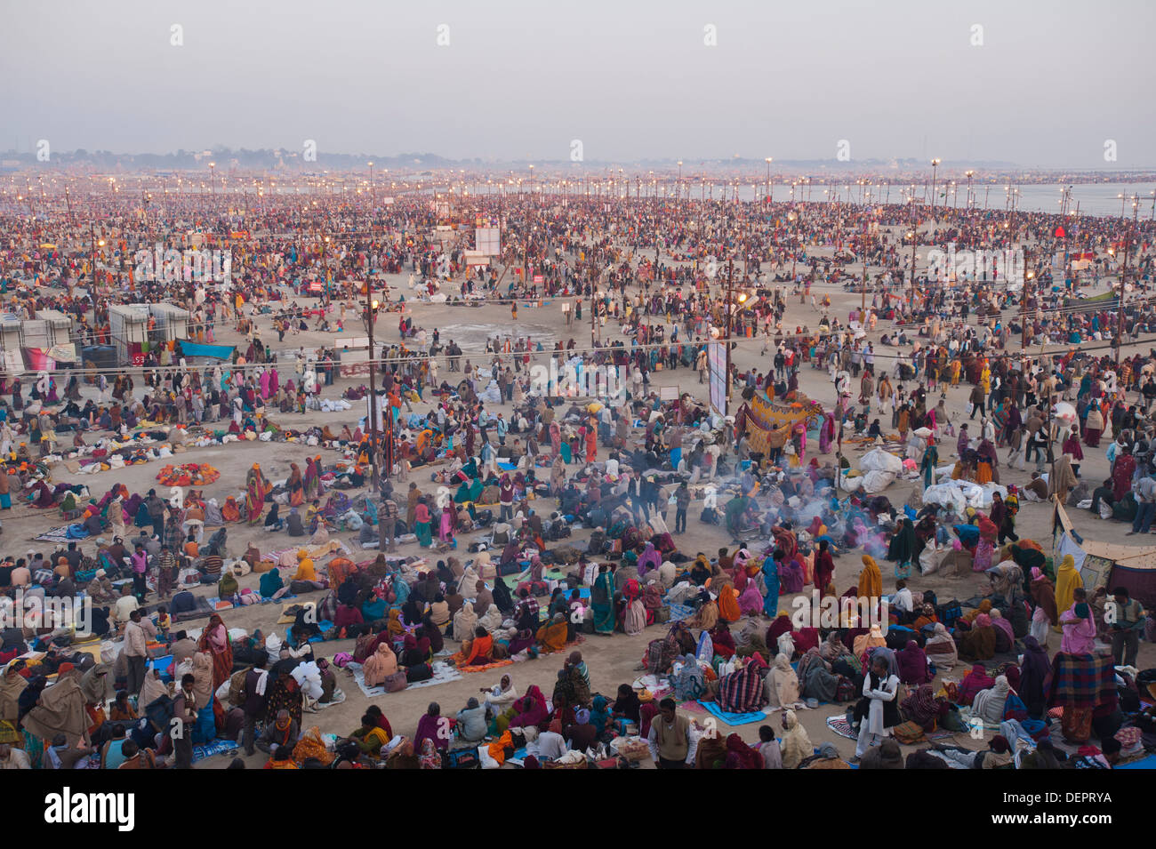 Angolo di Alta Vista della folla in un bagno di santo Al Maha Kumbh, Allahabad, Uttar Pradesh, India Foto Stock