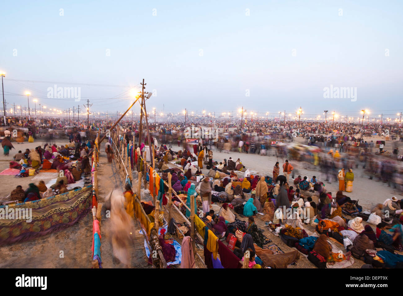 La folla di pellegrini in un bagno di santo Al Maha Kumbh, Allahabad, Uttar Pradesh, India Foto Stock
