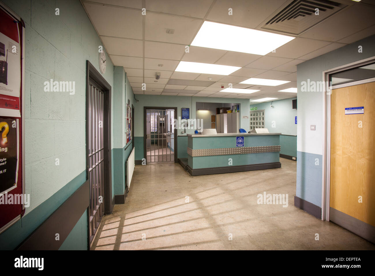 Stazione di polizia di suite di custodia e la cella Foto Stock