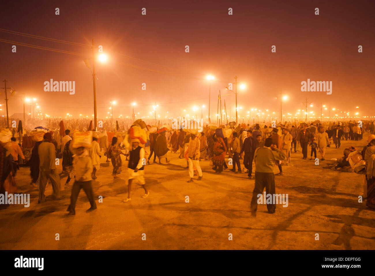 La folla di pellegrini Al Maha Kumbh, Allahabad, Uttar Pradesh, India Foto Stock