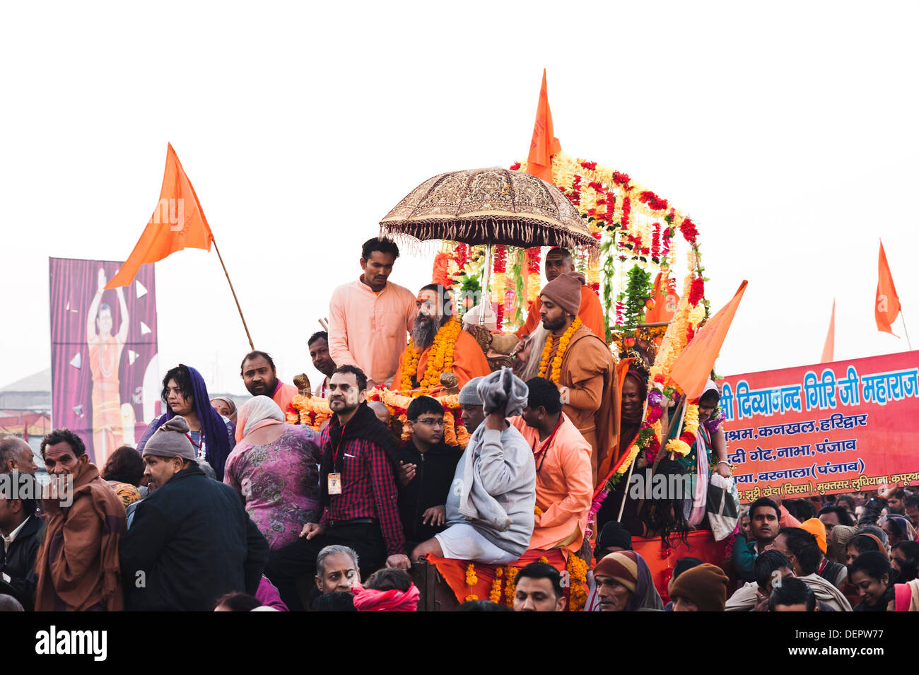 Sadhus presso il Royal Bath processione Al Maha Kumbh, Allahabad, Uttar Pradesh, India Foto Stock
