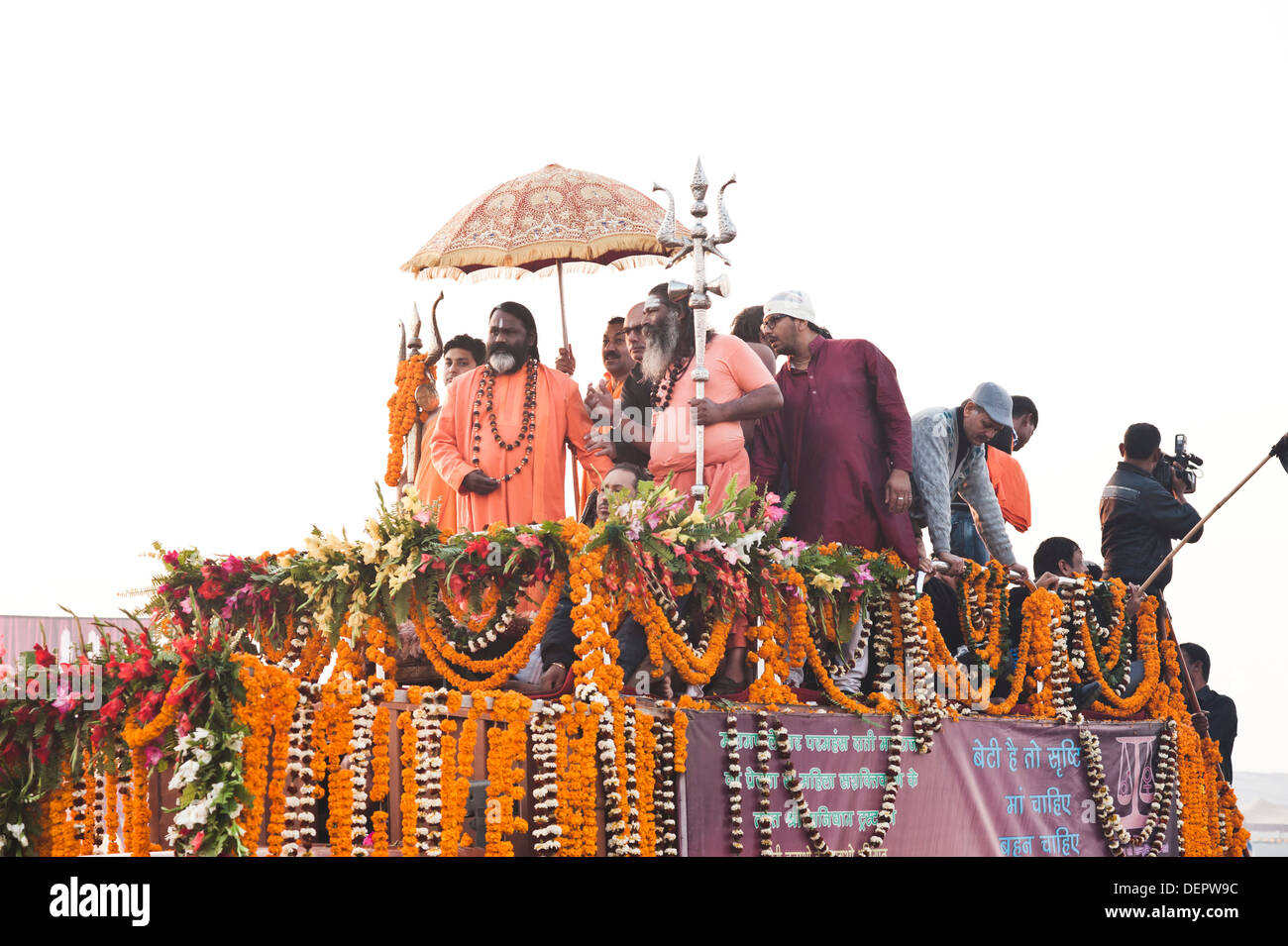 Sadhus presso il Royal Bath processione Al Maha Kumbh, Allahabad, Uttar Pradesh, India Foto Stock