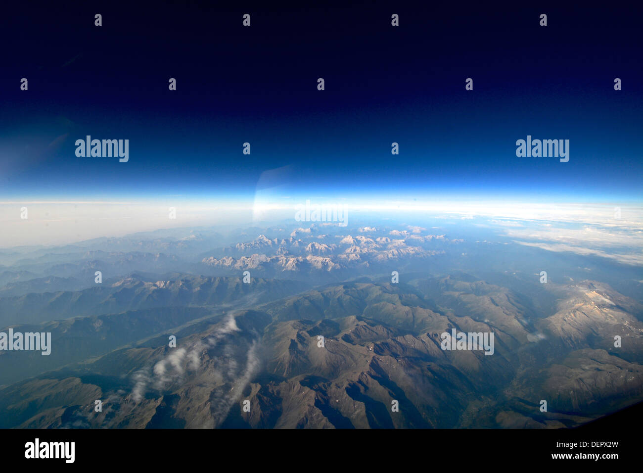 Insolita veduta aerea della terra e le nuvole. Adatto per la Giornata della Terra o come sfondo. Foto Stock