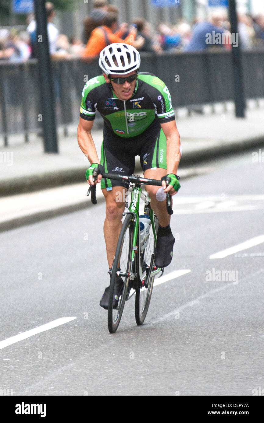 I piloti del team un post-reazione a catena andare attraverso Londra nella fase finale del 2013 Tour della Gran Bretagna. Foto Stock