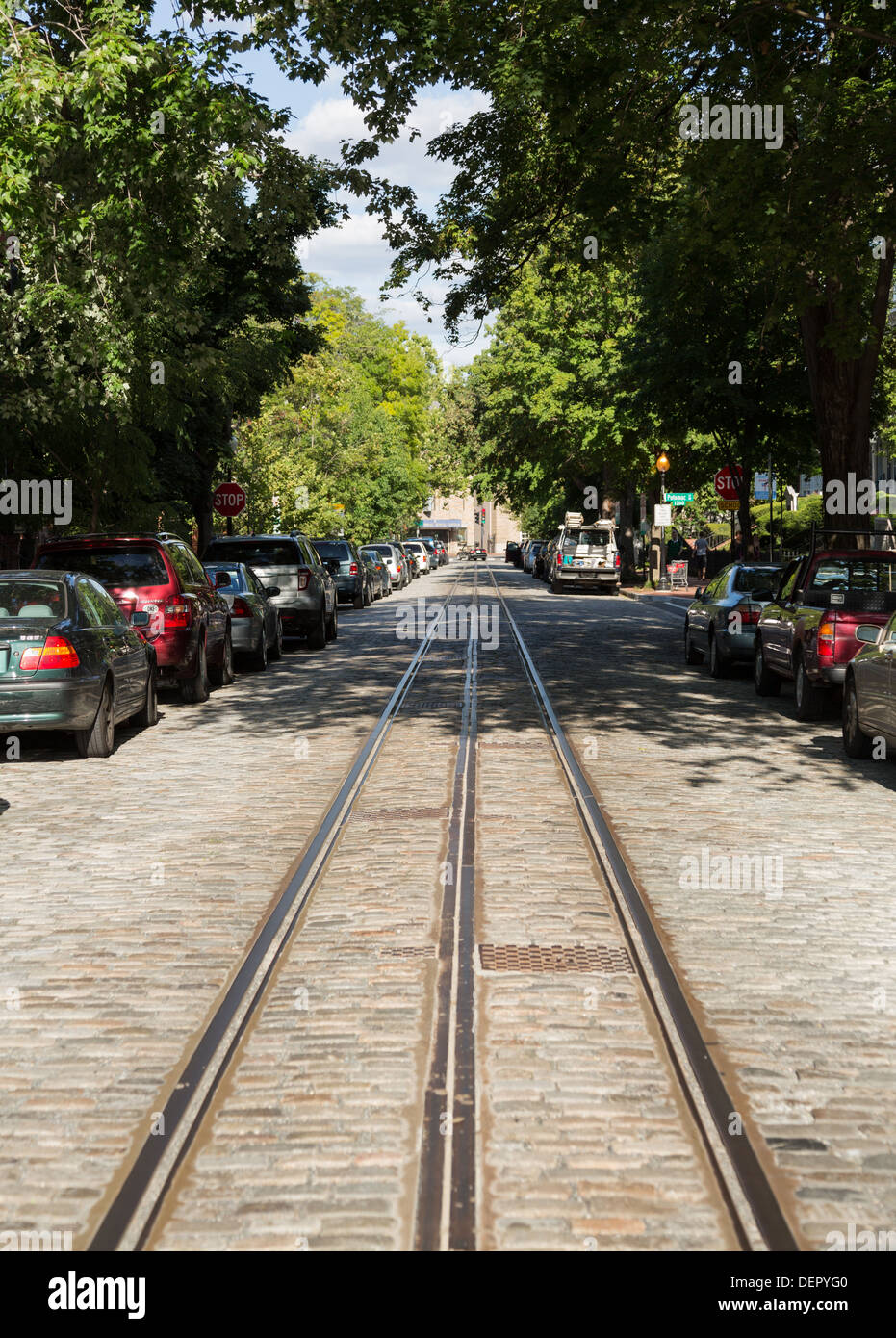 I binari del tram rotaie ancora in acciottolato su O Street NW Georgetown a Washington DC Foto Stock