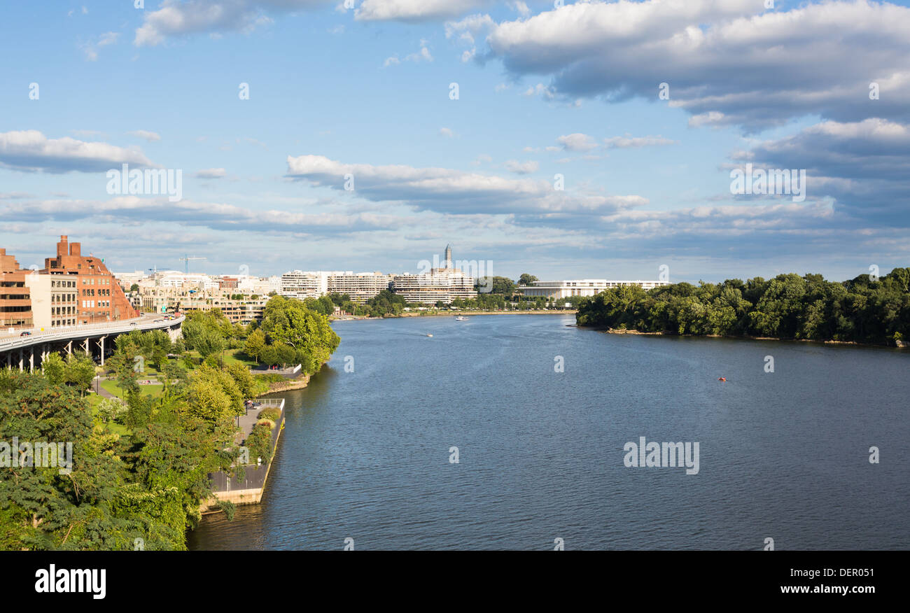 Potomac River View in Washington DC con la Superstrada Whitehurst (L) con il Monumento a Washington nella distanza dal Ponte di chiave Foto Stock