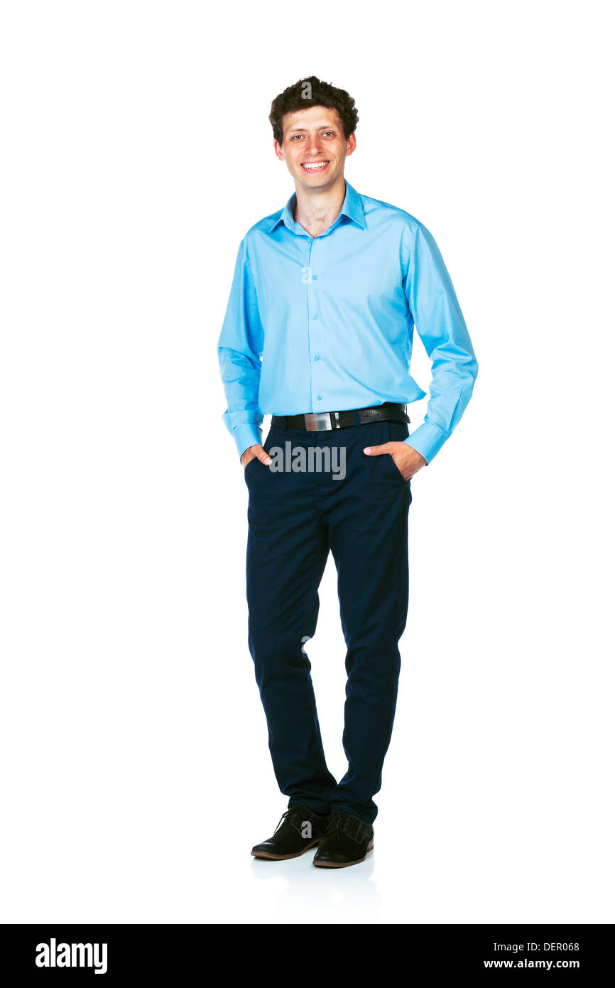 Felice giovane imprenditore in piedi con le mani nelle tasche su sfondo bianco Foto Stock