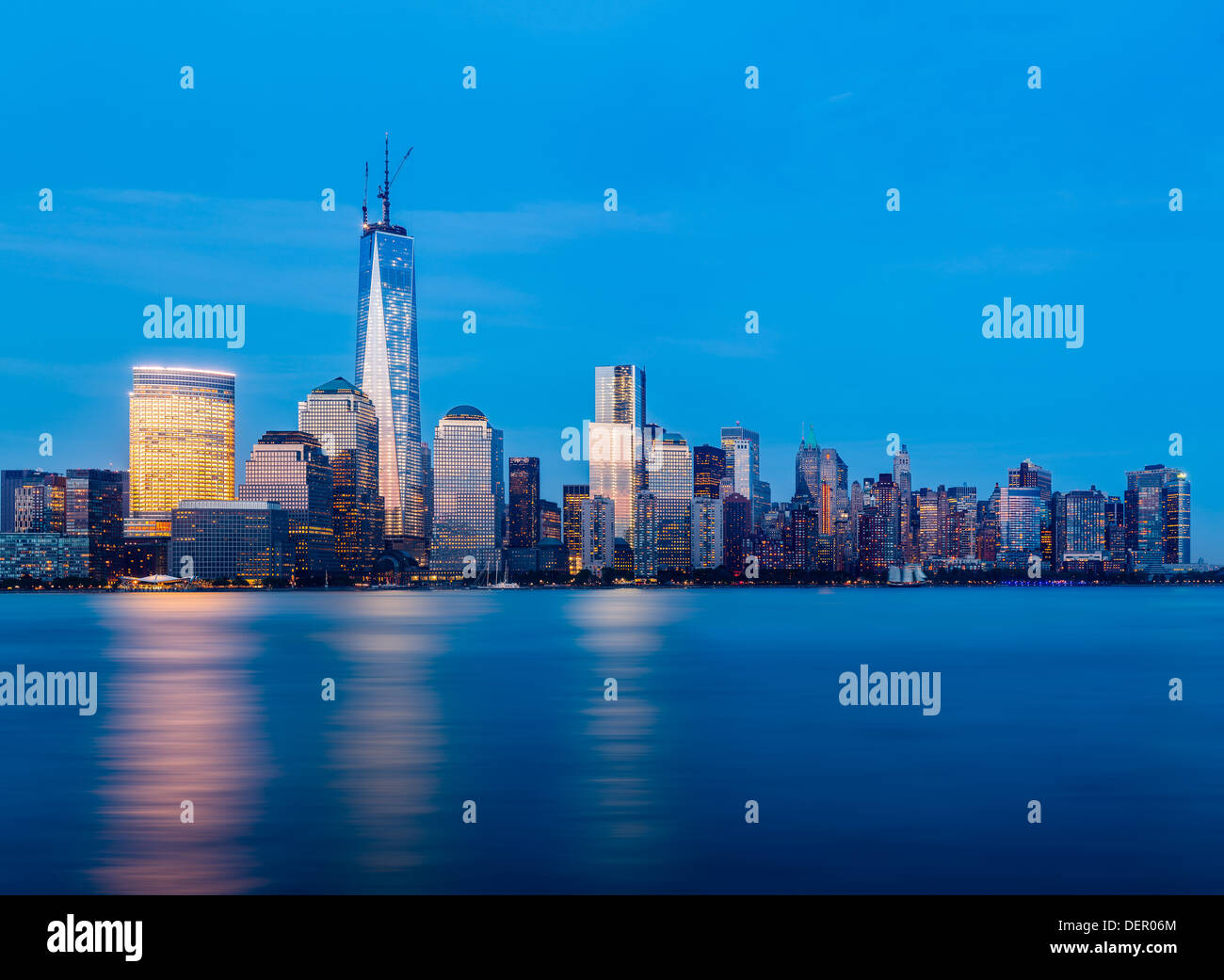 Skyline di New York City attraverso il Fiume Hudson al crepuscolo Foto Stock