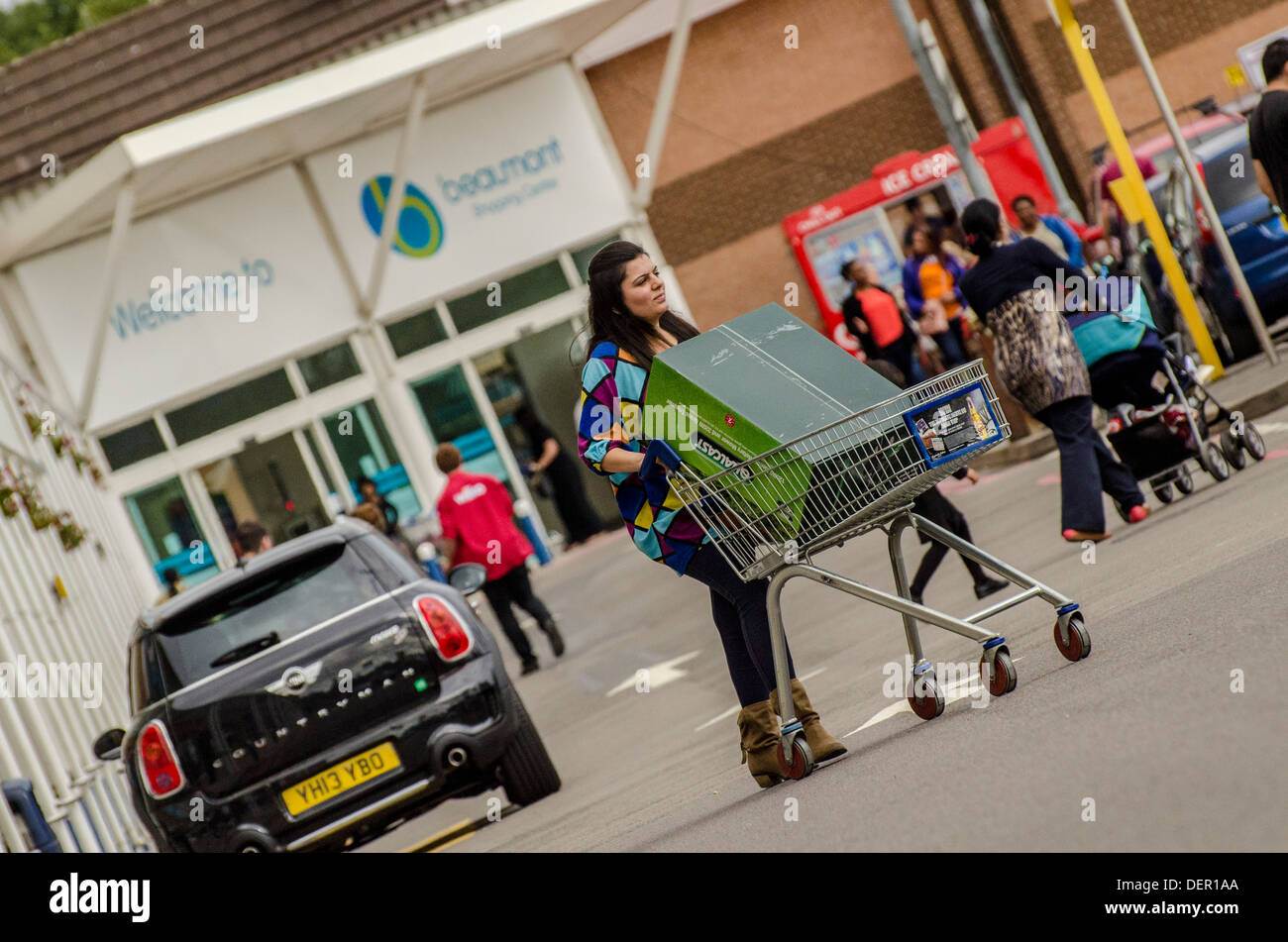 Beaumont Leys , Leicester . Un britannico terreni di proprietà PLC retail park. Foto Stock