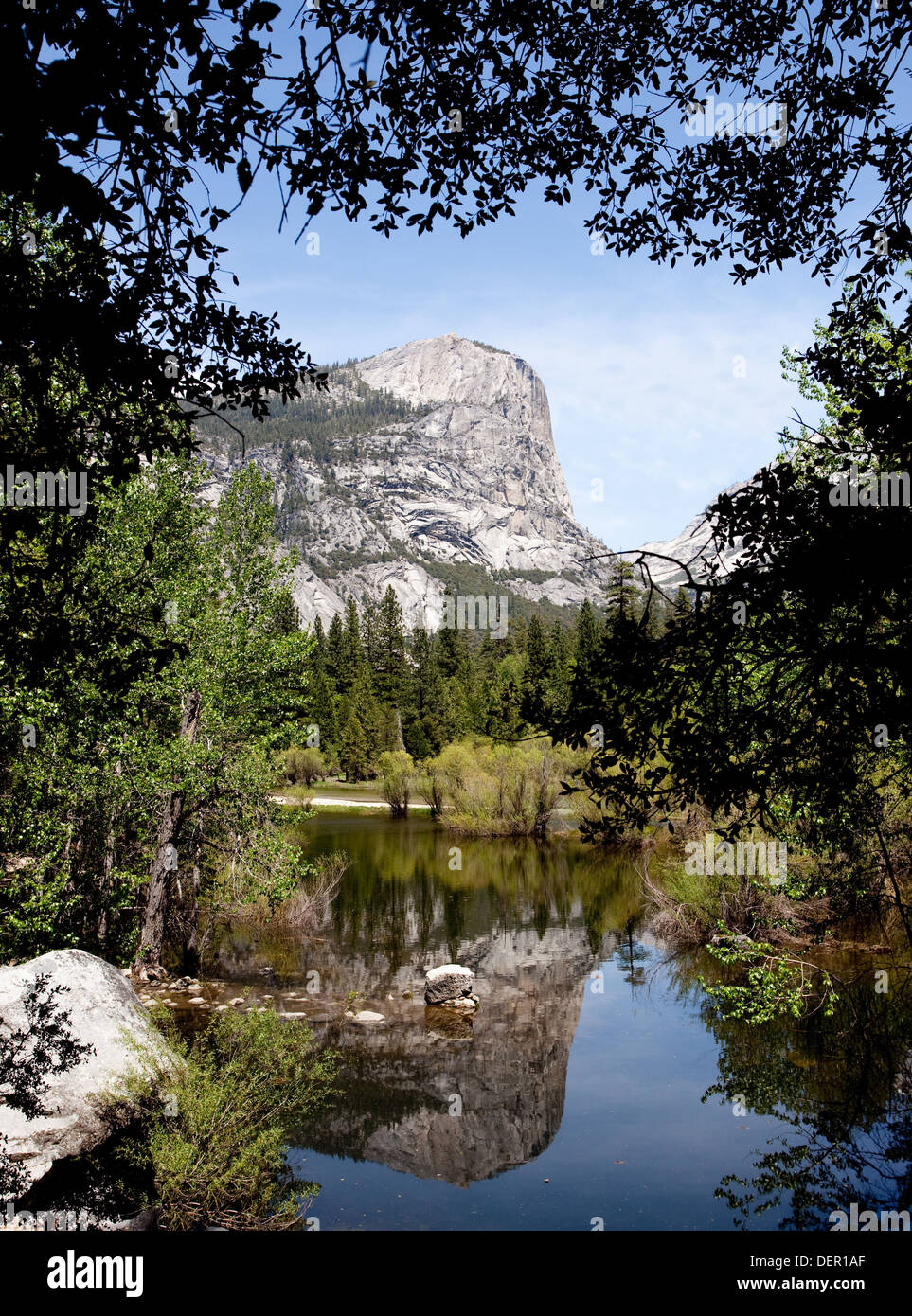 Parco Nazionale di Yosemite in California, Stati Uniti d'America con specchio bello Lago Tenaya Creek Canyon in estate Foto Stock