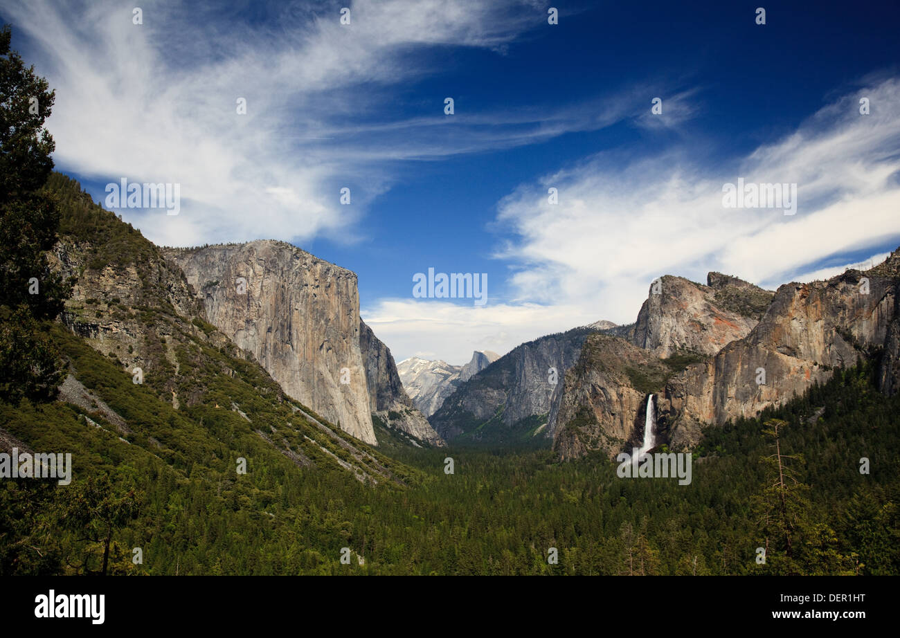 Il parco nazionale di Yosemite Valley e Bridal Veil Falls dal tunnel, si affacciano sul Parco Nazionale di Yosemite in California Foto Stock