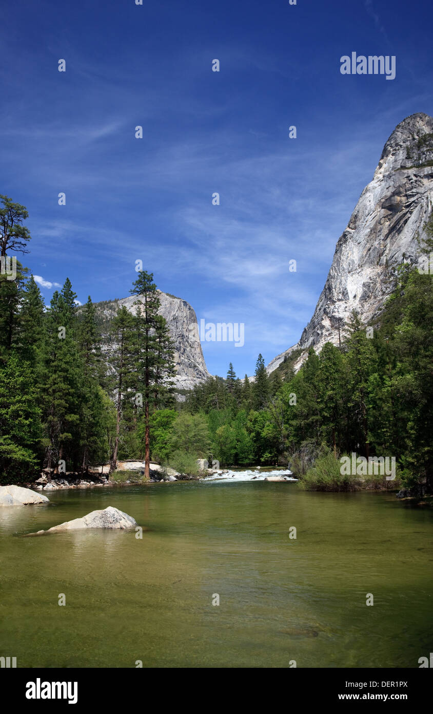 Specchio nel Lago Tenaya Creek Canyon con montagne del Parco Nazionale di Yosemite in California, Stati Uniti d'America Foto Stock