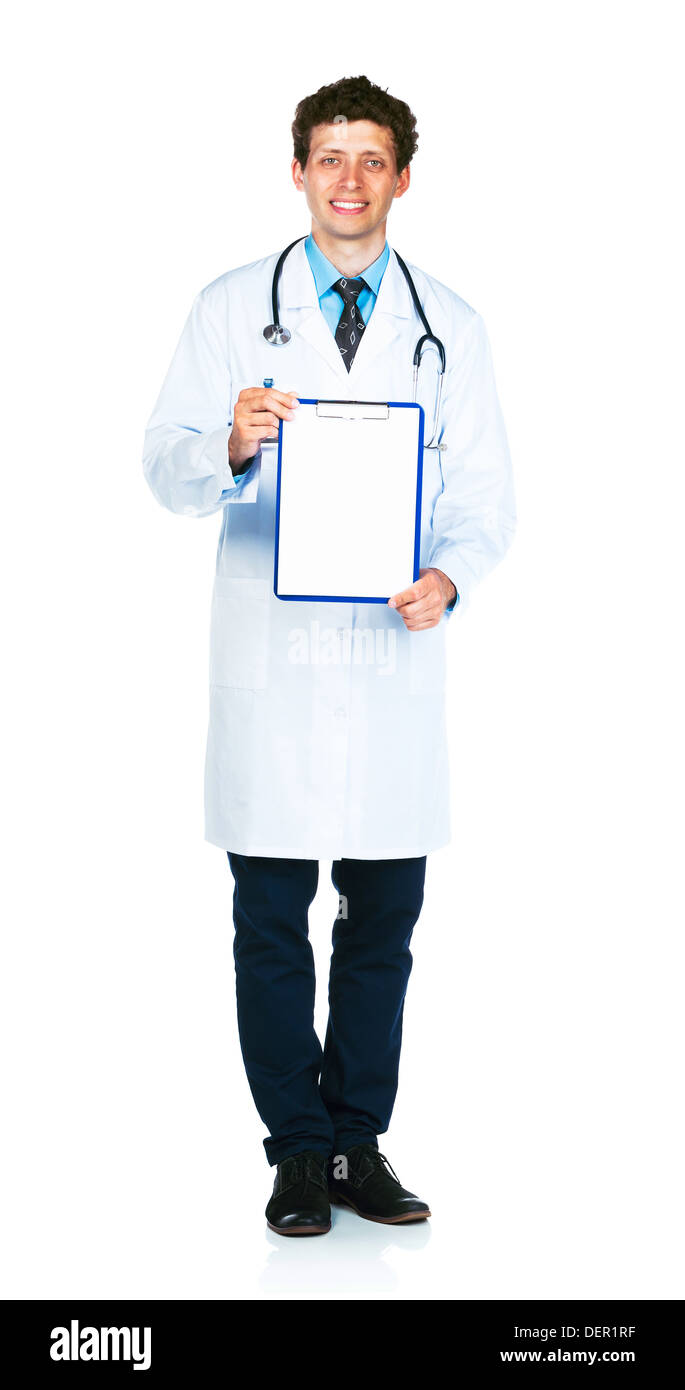 Lunghezza completa giovane maschio sorridente medico mostrando negli appunti Copia con spazio per il testo su bianco Foto Stock