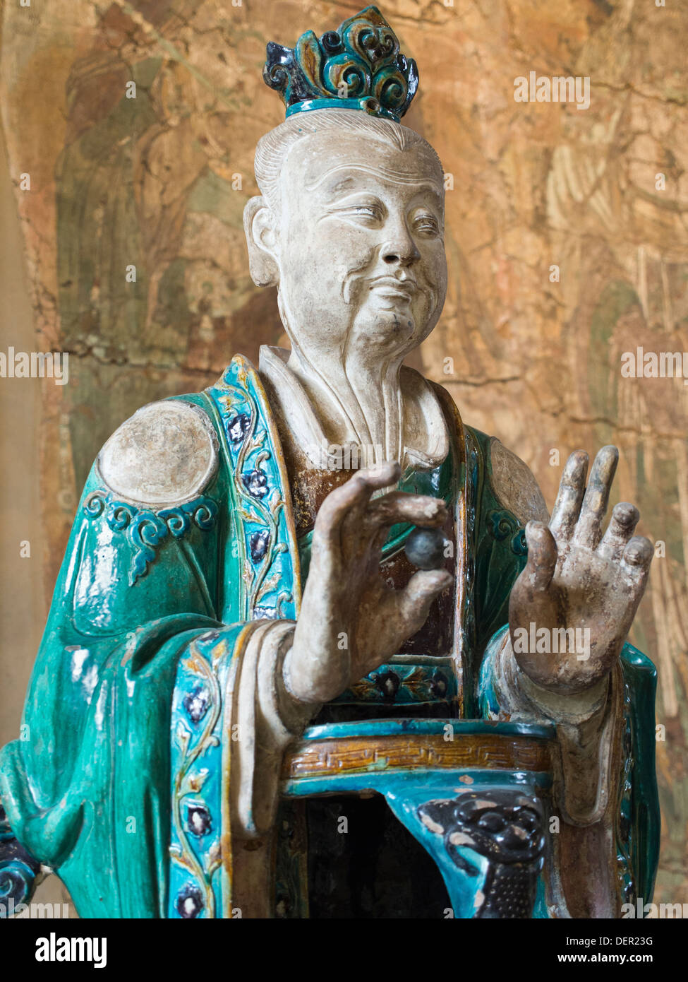 Il British Museum di Londra - La Dinastia Ming ceramica gres la figura di una divinità daoista Foto Stock