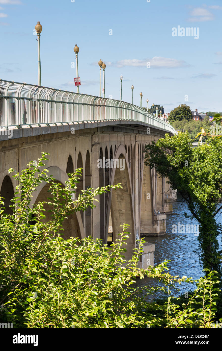 Francis Scott Key Memorial Bridge attraverso il fiume Potomac tra Virginia e Washington DC Foto Stock