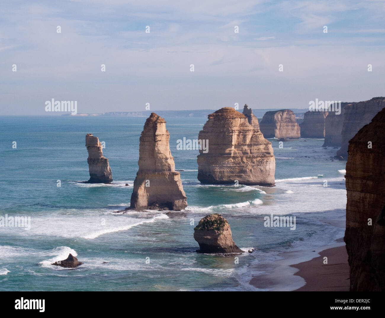 I dodici apostoli, calcare pile al largo della costa del Parco Nazionale di Port Campbell, Victoria, Australia Foto Stock