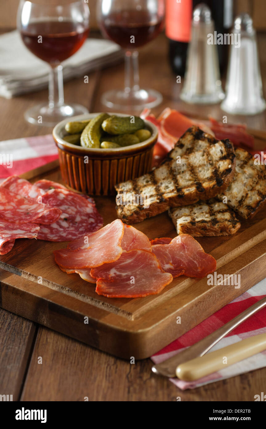 Charcuterie board. Salumi piatto di condivisione. Foto Stock
